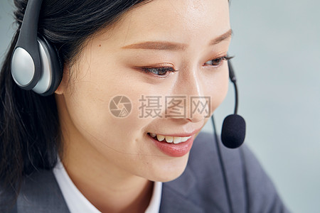 客服女性在商务咨询服务中的关键角色与专业素养